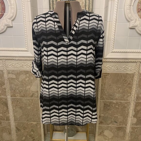 Cato Woman. Size 18/20W. Semi Sheer. Roll Tab Sleeve. Center Back Pleat. B40 - Picture 1 of 6